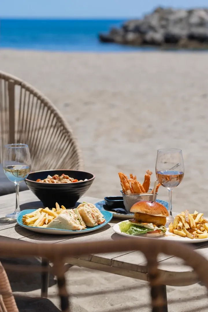 Mesa puesta en el restaurante de Banús Beach